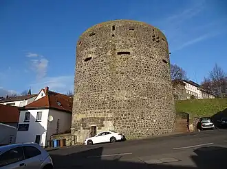 Угловая "толстая" башня