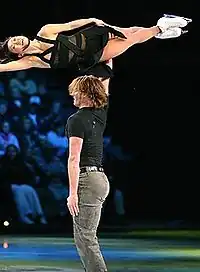 Запрещённая на соревнованиях, но нередко выполняемая в ледовых шоу поддержка «Детройтер»