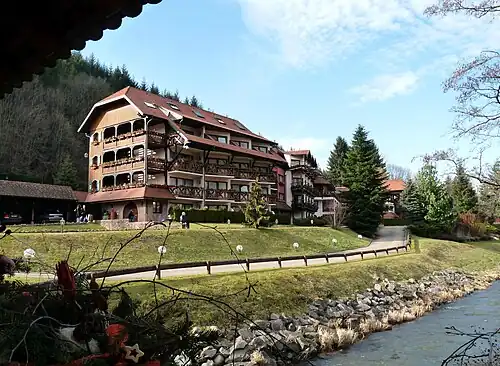 Отель на берегу реки Брюш