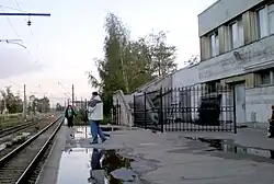 После установки турникетов безбилетные пассажиры обходят решётки