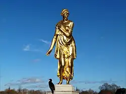 Статуя Дианы крупным планом. Рядом со скульптурой сидит баклан, который, вопреки стереотипам, безвреден для памятника