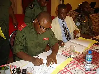 Конголезский генерал Дидье Этумба и Джеймс Кабаребе рассказывают об успехе операции Кимиа 2, Матади, ДРК, январь 2010 г.
