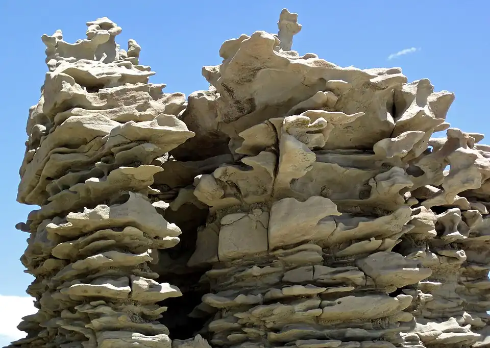 Цементированный и эродированный песчаник