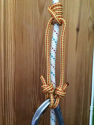 Узел Дистеля, который завязан на альпинистской верёвке