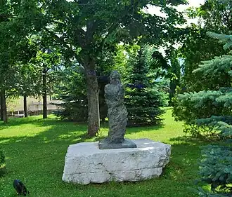 Скульптура Дивы Грабовчевой на горе Вран. Надпись на памятнике: «У зла в темноте есть глаза, а на свету оно слепнет. Дива, дар света» (босн. Zlo u mraku ima oči, ali na svjetlu oslijepi. Divi, daru svjetla)