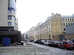 Вид от Малой Монетной улицы в сторону Каменноостровского проспекта. Справа — Спецстрой России (бывшие казармы и зенитно-артиллерийское училище), слева — «Серебряные зеркала»