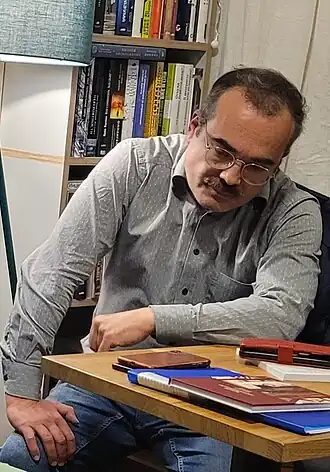 Дмитрий Драгилёв на презентации сборника немецких русскоязычных писателей «Берлин без маски» 25 сентября 2024 года в магазине Babel Books Berlin