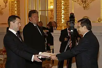 Церемония вручения верительных грамот послами иностранных государств. Верительную грамоту Президенту России Д. А. Медведеву вручает посол Республики Албания Сокол Гиока. 12 октября 2009