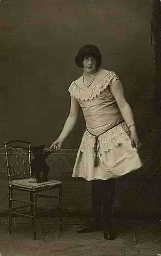 Дмитрий Шульц в образе Меточки с плюшевым мишкой (его любимой детской игрушкой), 1920-е годы. Государственный музей истории религии