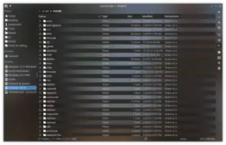 Dolphin 19.04 с модифицированной темой. Панели смещены из положения по умолчанию.