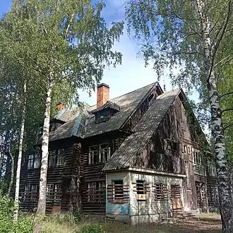 Дом-коммуна на улице Революции, 11; деревянный конструктивизм Н.&nbsp;А.&nbsp;Троцкого одна из ярких особенностей посёлка