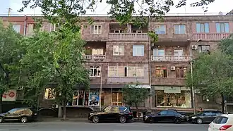 Фасад дома, выходящий на улицу Пароняна.