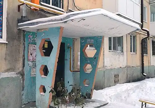 Оформление входной группы дома 1-464 в Тюмени