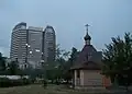 Вид на храм со стороны парка (на заднем плане - онкоцентр на Каширке)