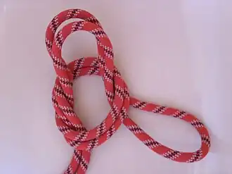 1. Сделать закрытую петлю; завязать простой узел, но на заключительном этапе вставить в узел сдвоенную петлю и затянуть.