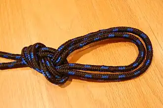 Завязанный синтетической верёвкой узел с перехлёстами