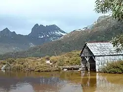 Старая лодочная станция у озера Дов