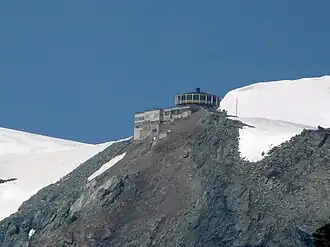 На вершине горы построен вращающийся ресторан