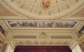 Расписной фриз и цифровые часы над сценой