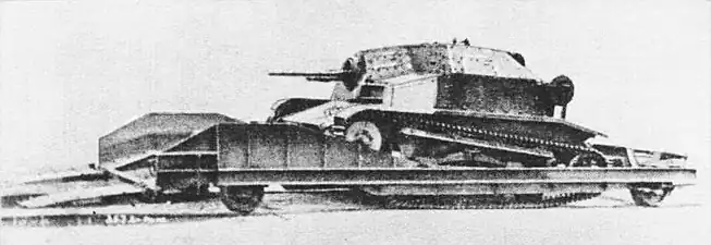 Польская бронедрезина — танкетка «TKS» в направляющей раме, установленной на железнодорожные катки, не позволяющей танкетке сваливаться с рельсов. 1930-е годы.