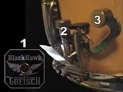 Фурнитура с другой стороны. 1. Жетон производителя 2. Механизм натяжения 3. Рычаг пружины