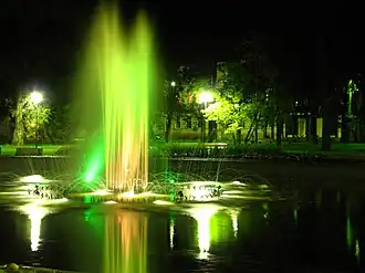 Фонтан Дубровинского парка в ночное время