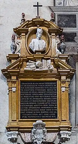 Памятник в соборе Вероны