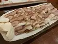 Один из видов пхеньюка. Изготовлен из головы свиньи. Подаётся с чесноком.