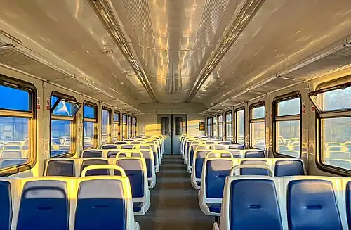 При проведении капитального ремонта салон иногда сильно менялся. Доработанный салон промежуточного вагона ЭД2Т-0018 с пластиковыми сиденьями с раздельными кожаными спинками и сидушками