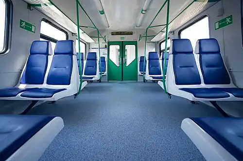 Вагон состава ЭД4М-0458 с накопительными площадками для стоящих пассажиров