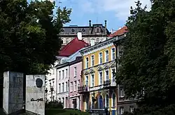 Улица Нигулисте. Слева - памятник Э. Вильде