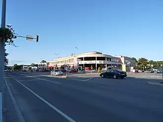 Улица Меривялья и начало улицы Клоостриметса (справа)