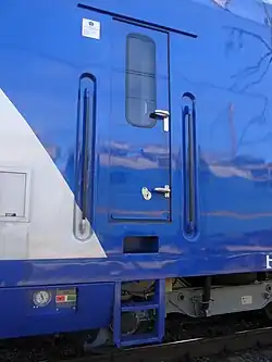 Поворотная дверь служебного тамбура кабины машиниста