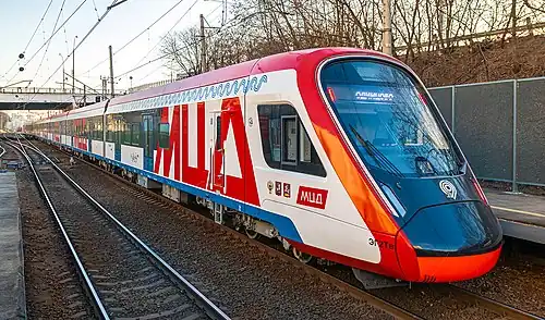 Электропоезд ЭГ2Тв «Иволга 2.0» на платформе Беговая в первоначальной 7-вагонной составности