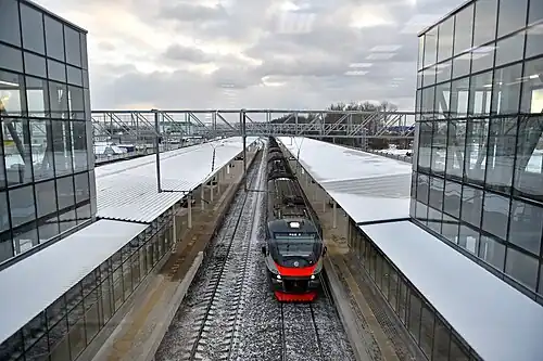 Платформы и электропоезд ЭП2Д, вид с надземного перехода