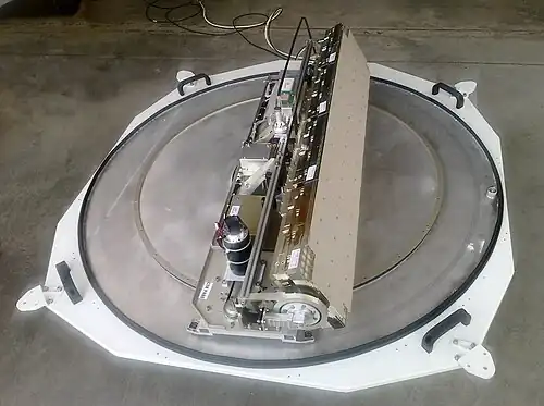 Моторизованная антенна для спутниковой связи в движении на базе синфазной решётки