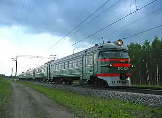 ЭР2-1017 с круглой кабиной на перегоне Давыдово — Дулёво (Московская обл., 2004 год)ЭР2-1083 с плоской кабиной на Ярославском вокзале (Москва, 1982 год)