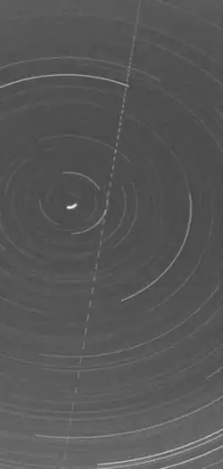 Фрагмент фотографии, сделанной с помощью фоторегистратора небосвода в Червена-Горе[англ.] в Чехословакии. Метеороид запечатлён на ней почти вертикальной пунктирной линией справа от полярной звезды.