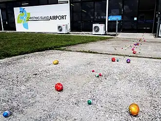 Поле для игры в петанг возле аэропорта