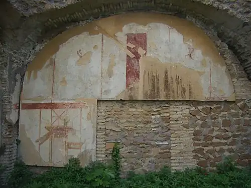 Настенные росписи на первом этаже