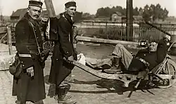 Использование тачки, как каталки для перевозки раненых (Первая мировая война)