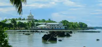 Вид на церковь Eglise Saint-Pierre-et-Saint-Paul