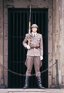 Солдат Национальной Народной Армии ГДР на посту.