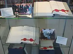 Два официальных экземпляра договора в экспозиции архива Министерства иностранных дел в Берлине