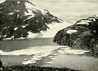 Клухорский перевал за озером