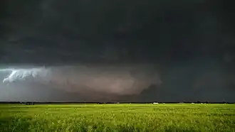 Вид на торнадо с юго-востока в 18:28 (UTC−5:00), мощность близка к пиковой