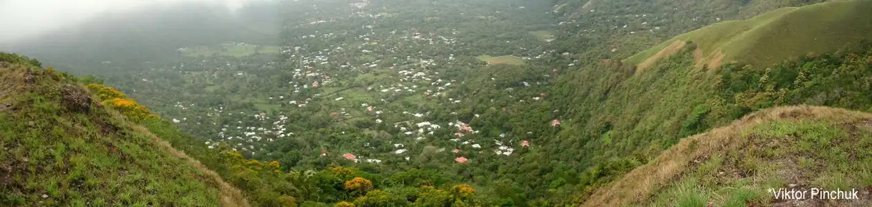 Вид на долину и постройки в кратере потухшего вулкана