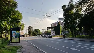 начало улицы — вид со стороны Аллеи героев. На заднем плане Елецкий Успенский монастырь