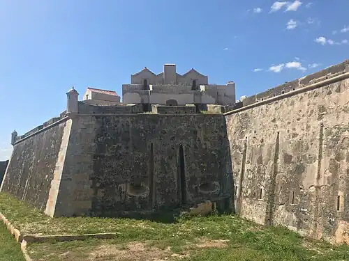 Каменные стены крепости