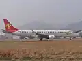 Embraer 190 авиакомпании Tianjin Airlines в старой ливреи Grand China Express на рулении в аэропорту Иу